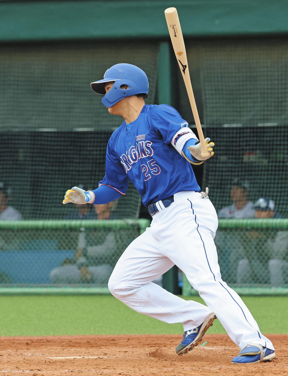 ５回表２死三塁、石川昂が中前に適時打を放つ