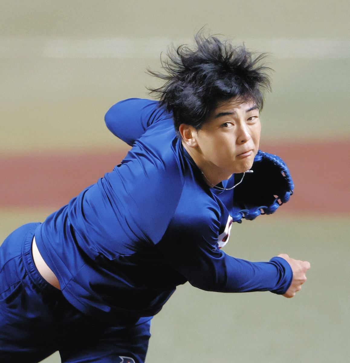 マウンドで投球練習する中西