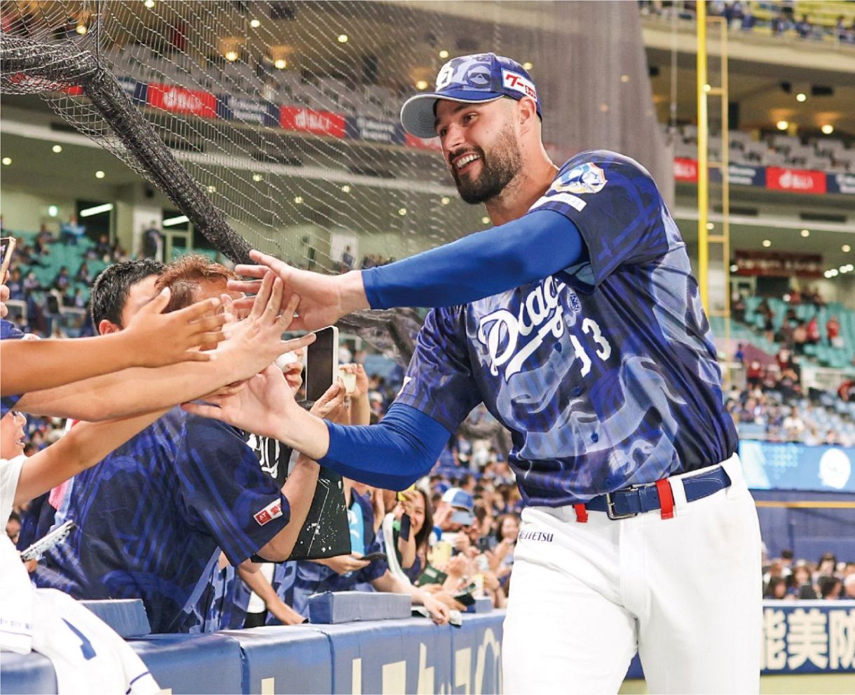 楽天に勝利し、ファンとタッチを交わすマラー＝５月２６日、バンテリンドームナゴヤで
