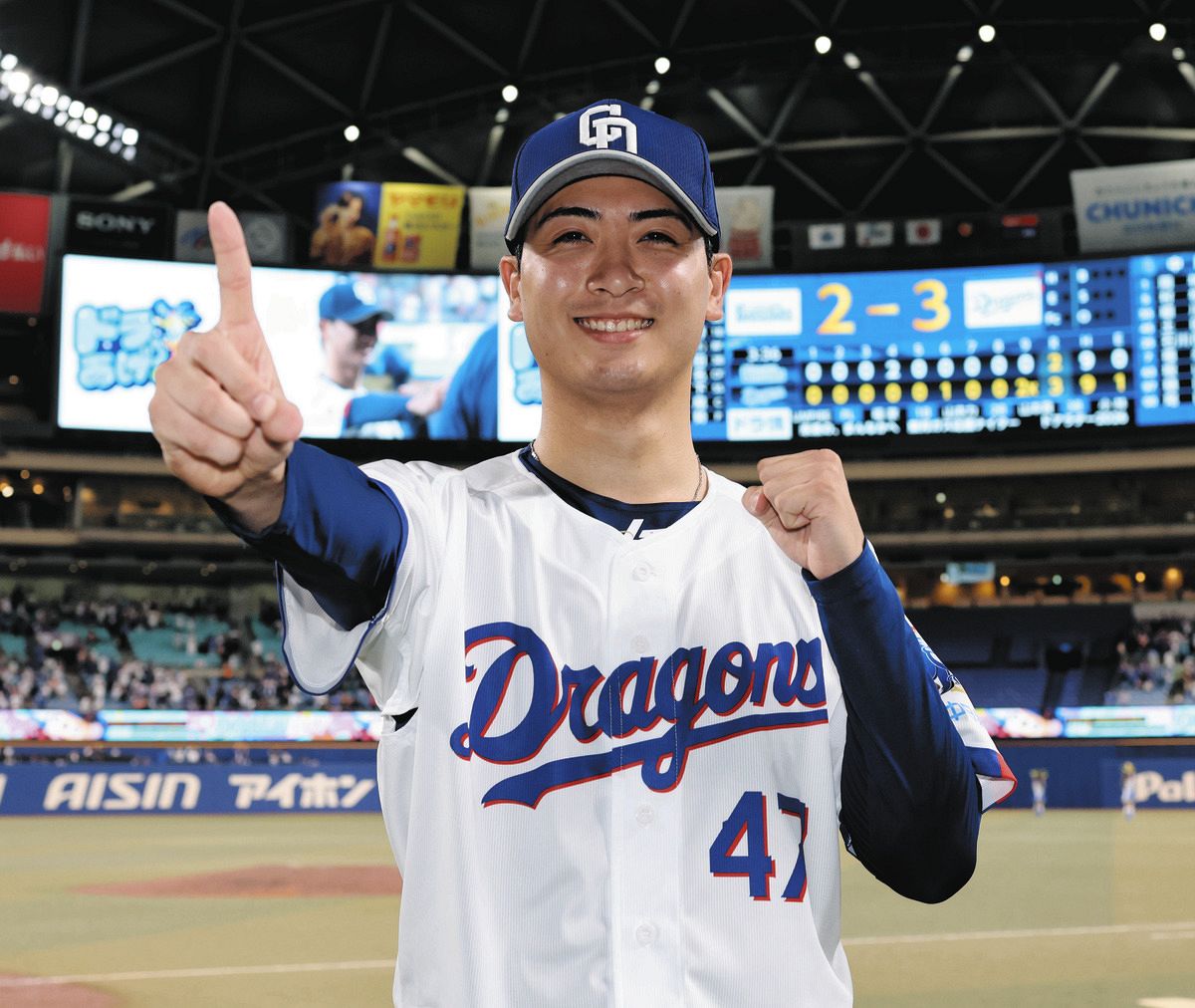 プロ初勝利を挙げ、ポーズをとる吉田