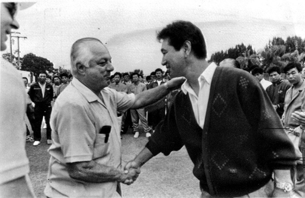 ドジャースのラソーダ監督（左）と握手を交わす星野仙一監督＝ベロビーチで