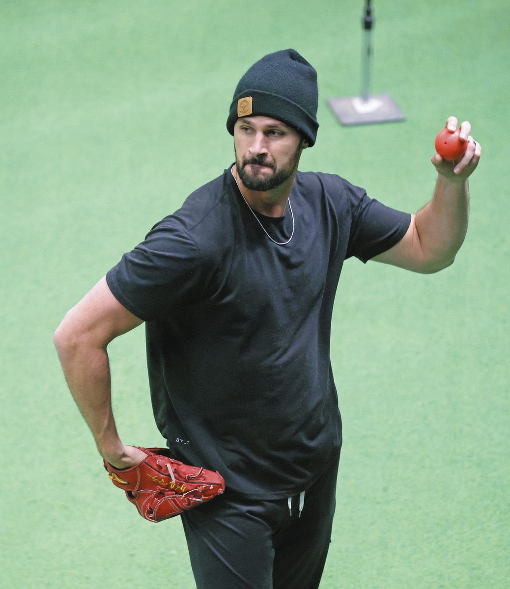 ボールを使ってウオーミングアップするマラー