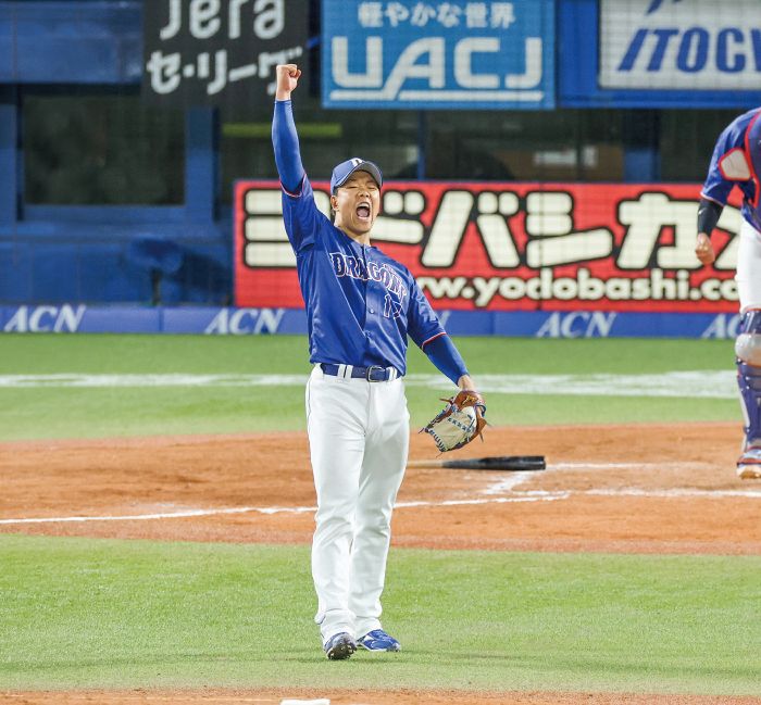 自身４年ぶりの完封勝利を挙げ、雄たけびを上げる柳＝４月３日、神宮球場で