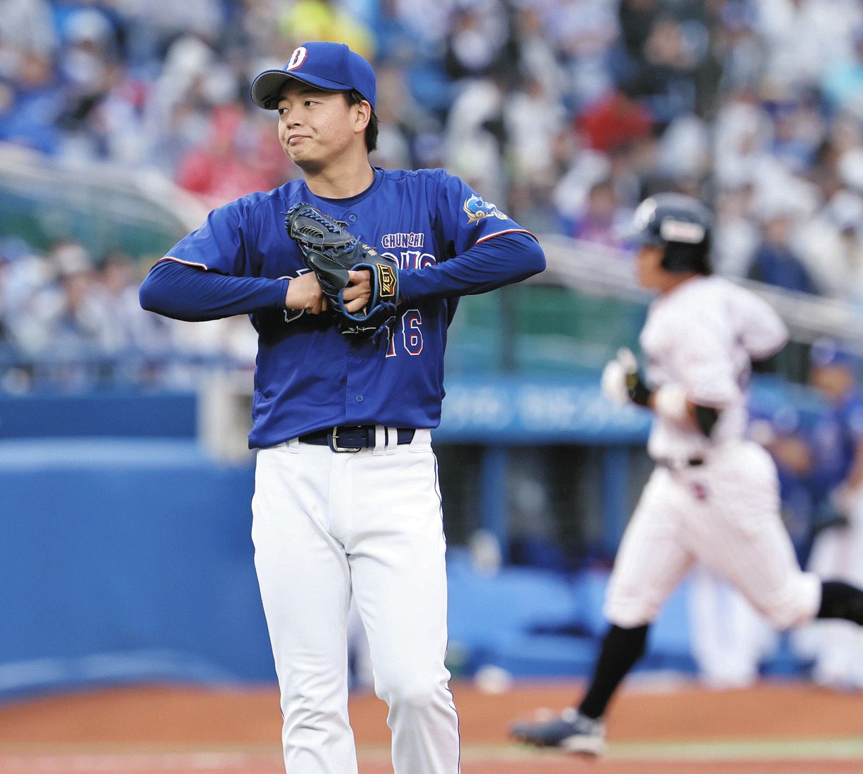 ３回裏、増田（右）に３ランを浴びた桜井