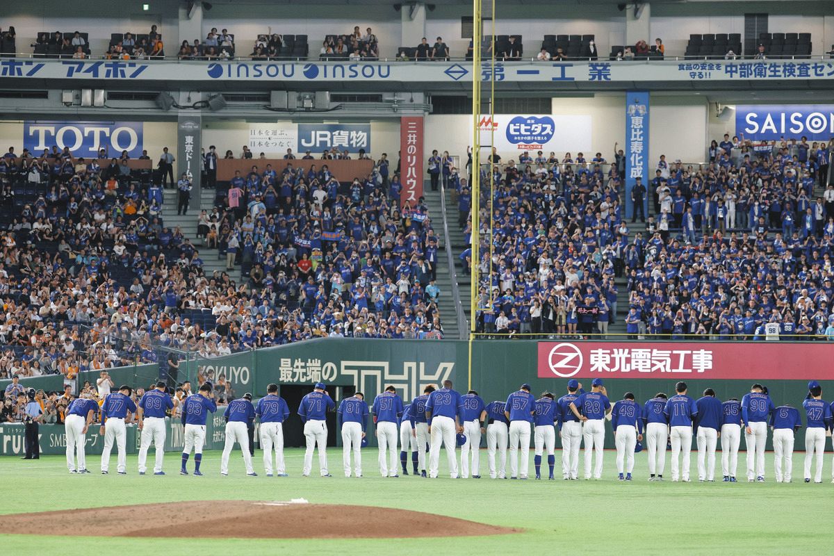 東京ドーム最終戦を終え、スタンドのファンにあいさつする中日ナインら
