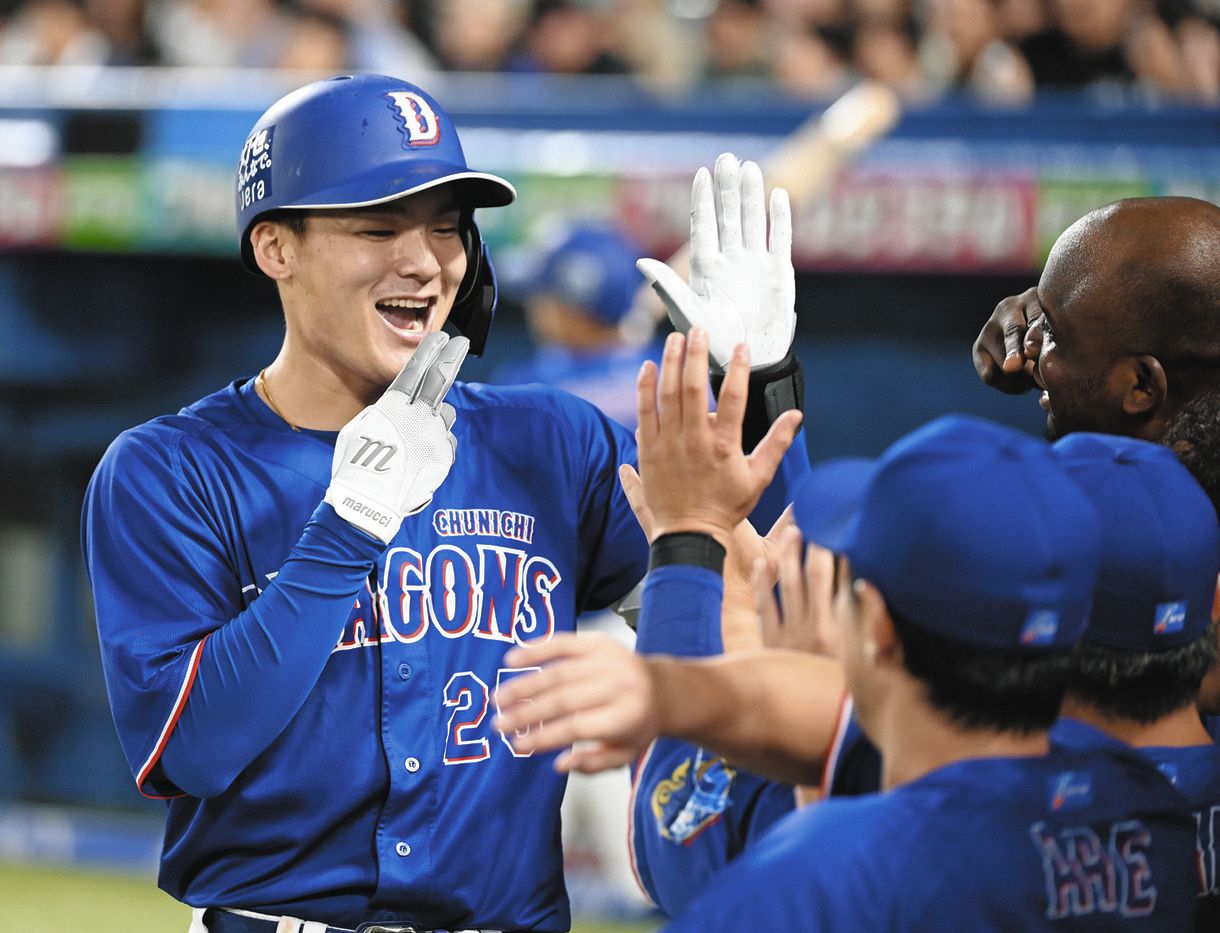 ６回表、本塁打を放ちサノー（右端）らに迎えられる石川昂