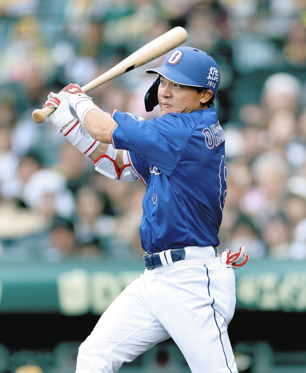 ３回表２死二塁、大島が左中間に適時二塁打を放つ