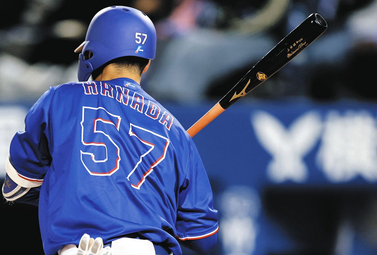 6回表、上林のバットを手に打席に入る花田