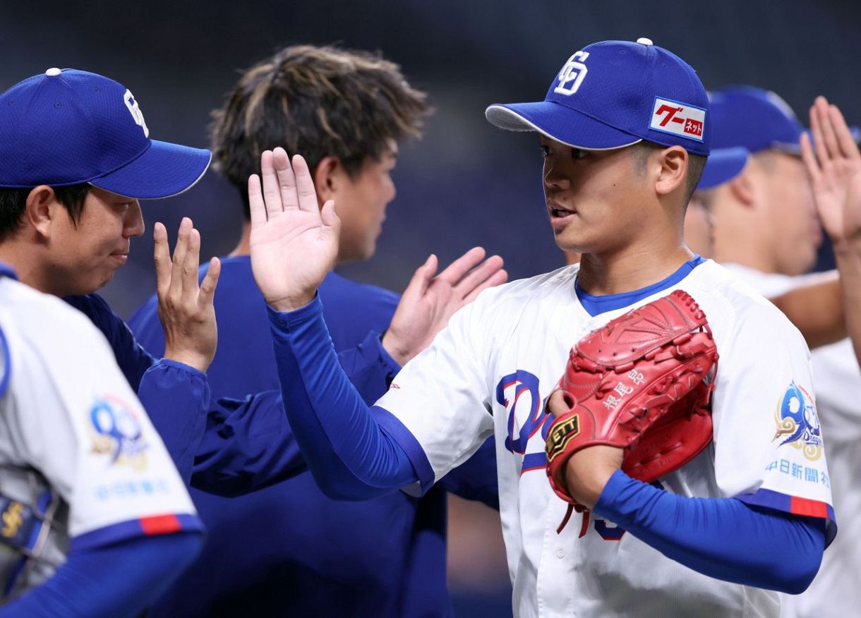 巨人に勝利し、先発した松葉（左）とタッチする根尾