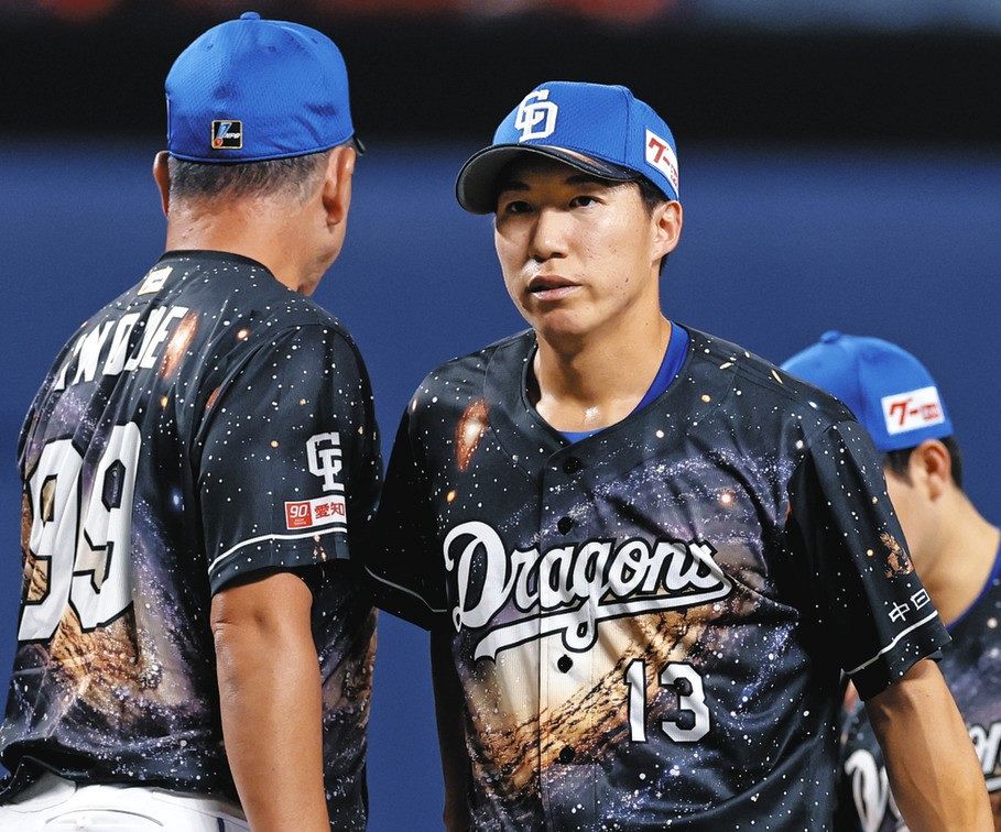 ８回表途中、井上監督（左）に交代を告げられ、マウンドを降りる橋本