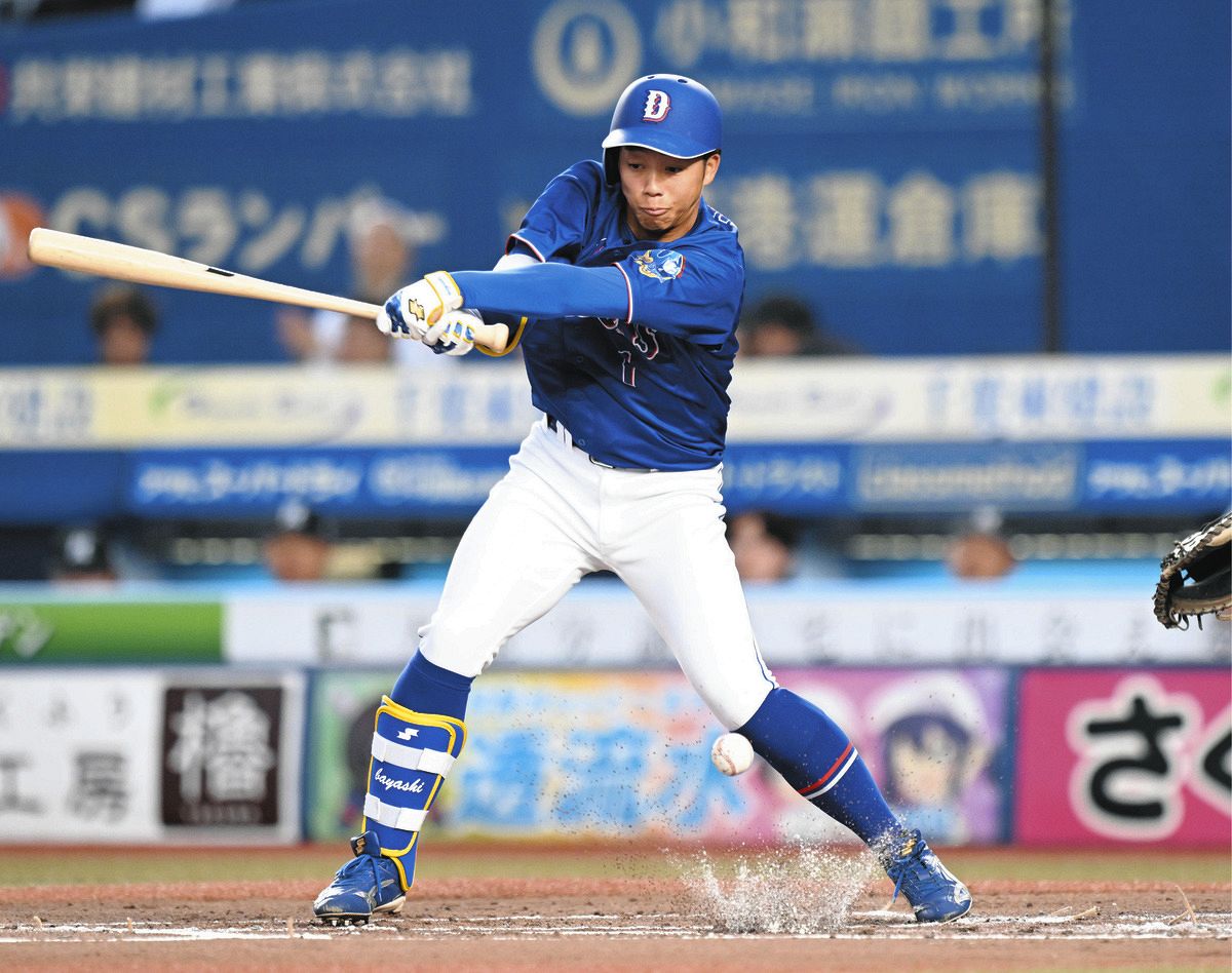 ロッテ―中日　３回表２死、岡林が捕ゴロに倒れる