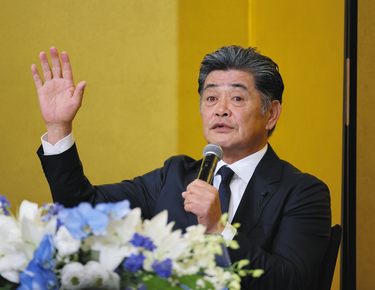 中日の新監督に決まり、記者会見する工藤公康さん