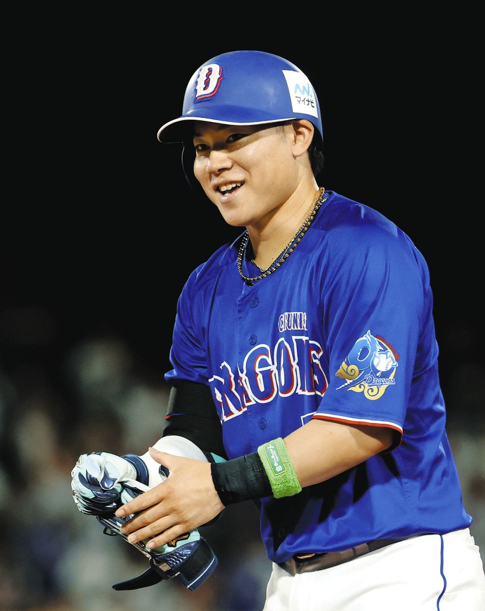 ８回表全セ、右前打を放ち笑顔の村松