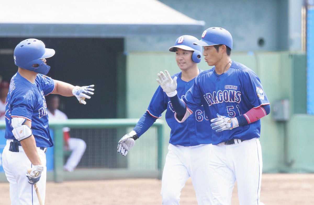 ３回に本塁打を放ち、本塁付近でタッチを交わす上林（右）