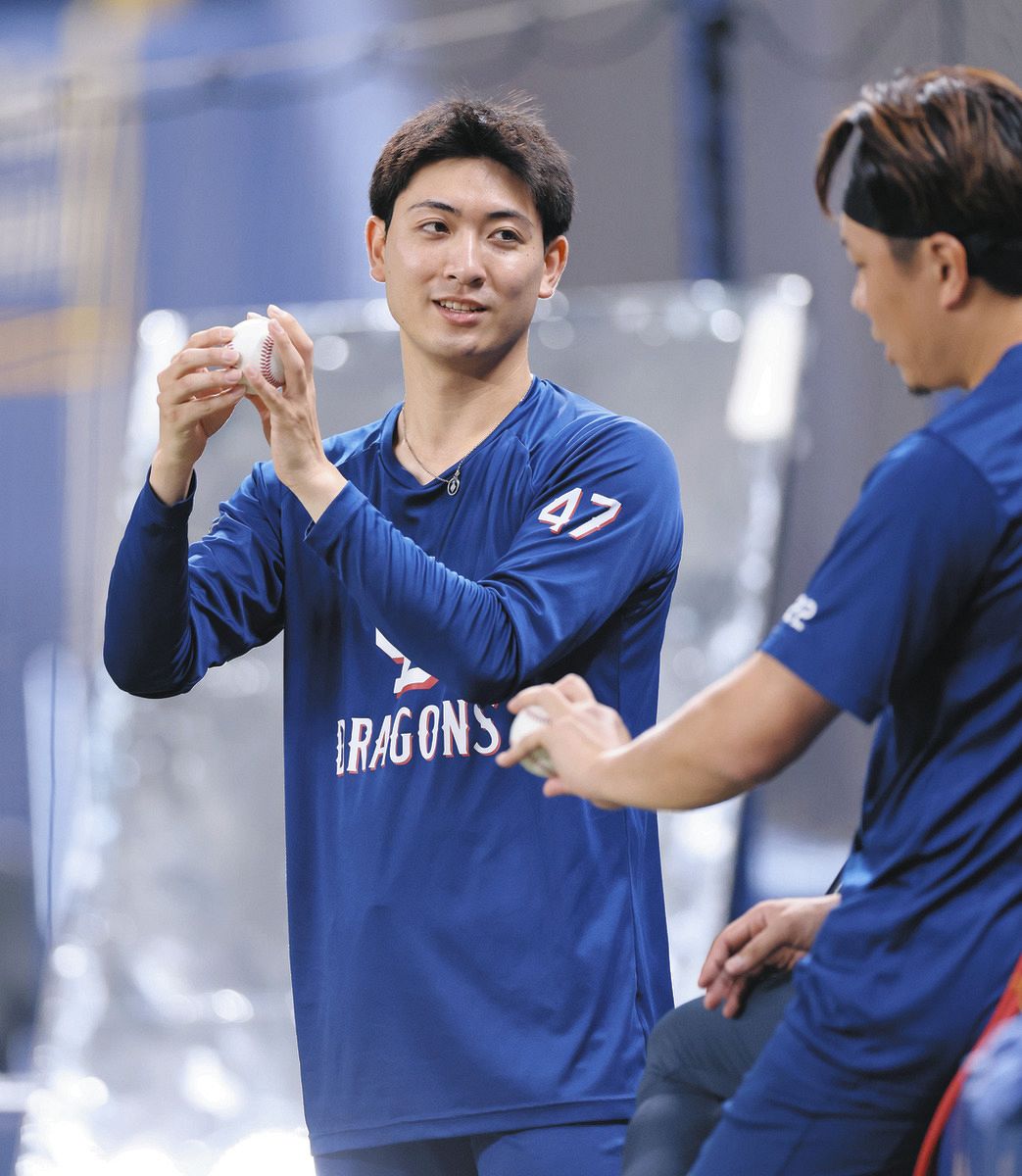 大野雄大（右）と話す吉田聖弥