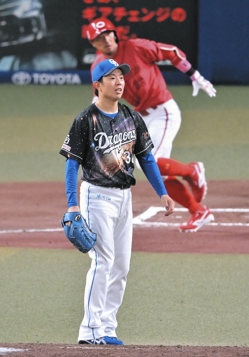 中日―広島　６回表１死一、二塁、菊池に左越え３ランを浴びる松葉