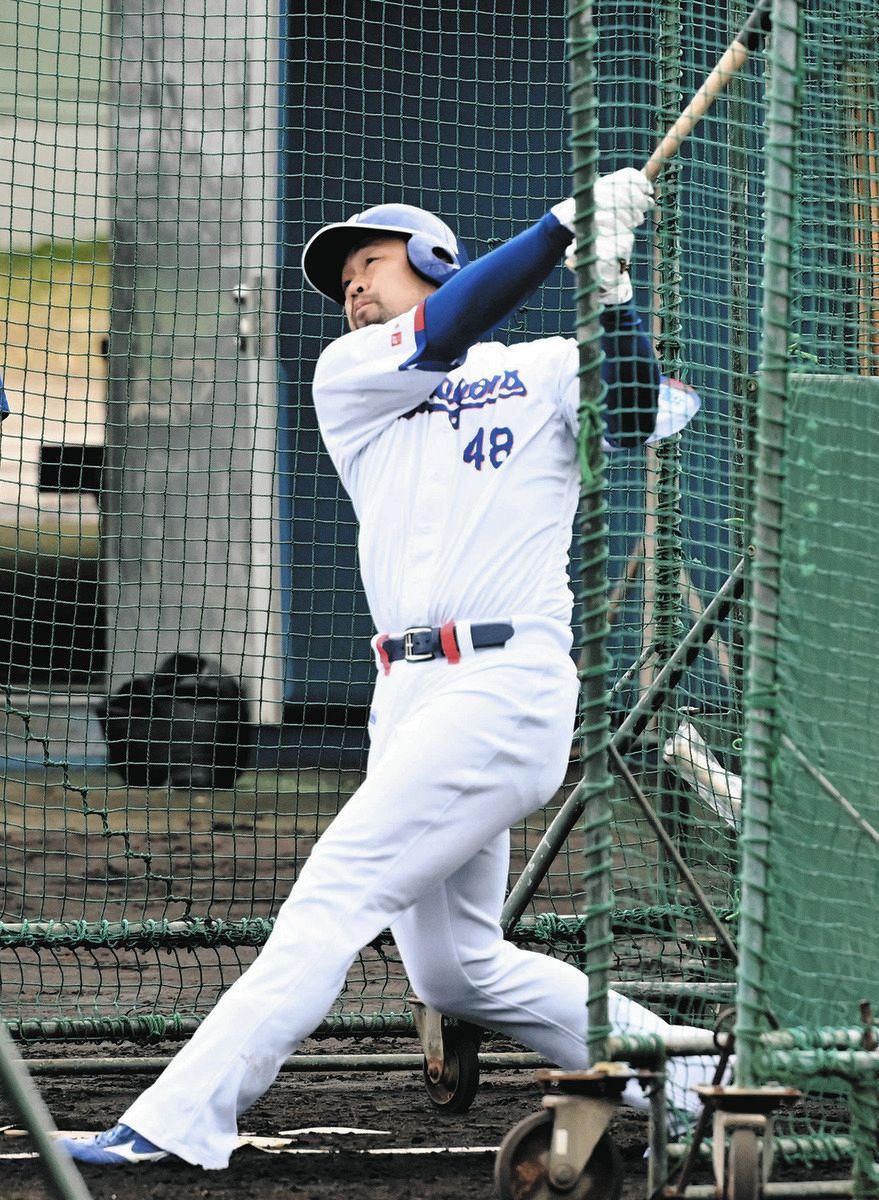 打撃練習する阿部