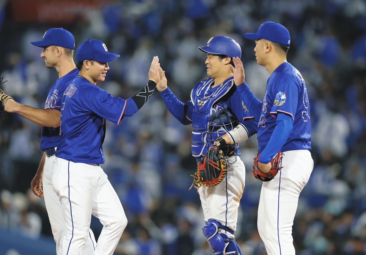 ＤｅＮＡ―中日　ＤｅＮＡと引き分けタッチする加藤らナイン=横浜で（大橋脩人撮影）