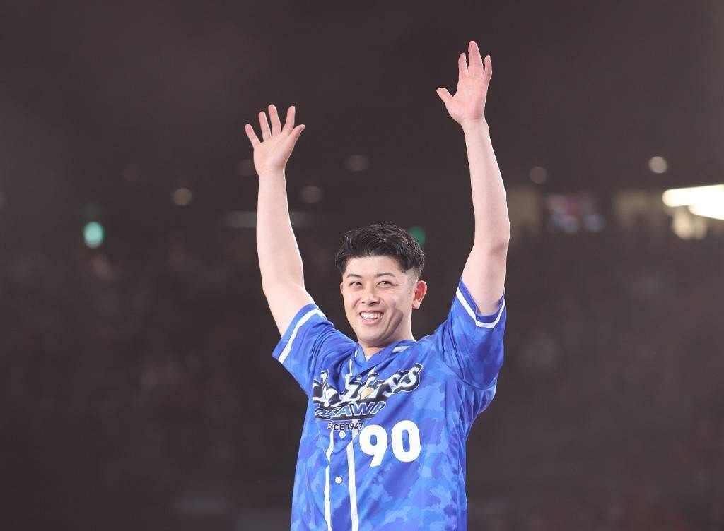 始球式でフリースローを決め喜ぶ松山