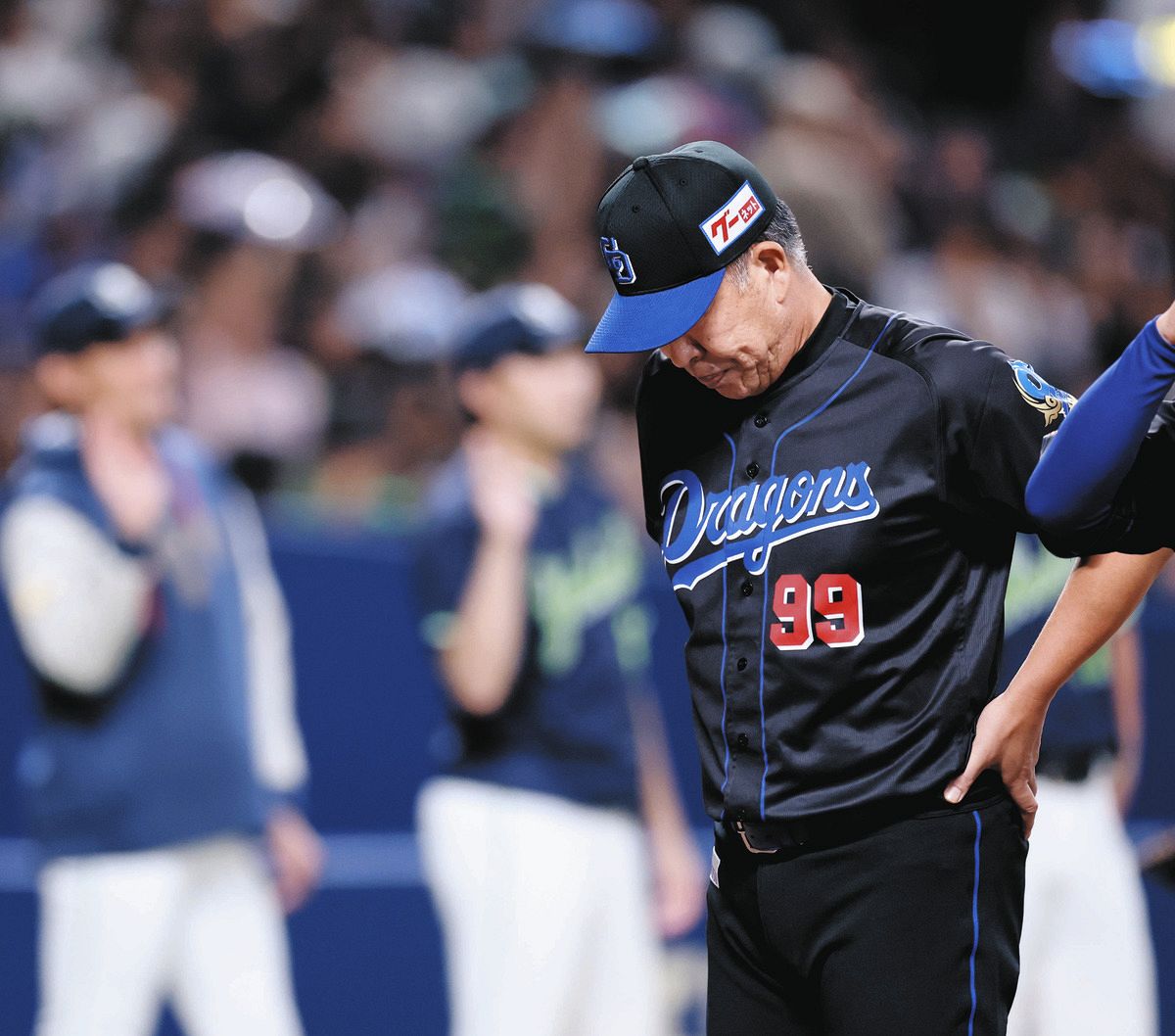ヤクルトに敗れうつむく井上監督