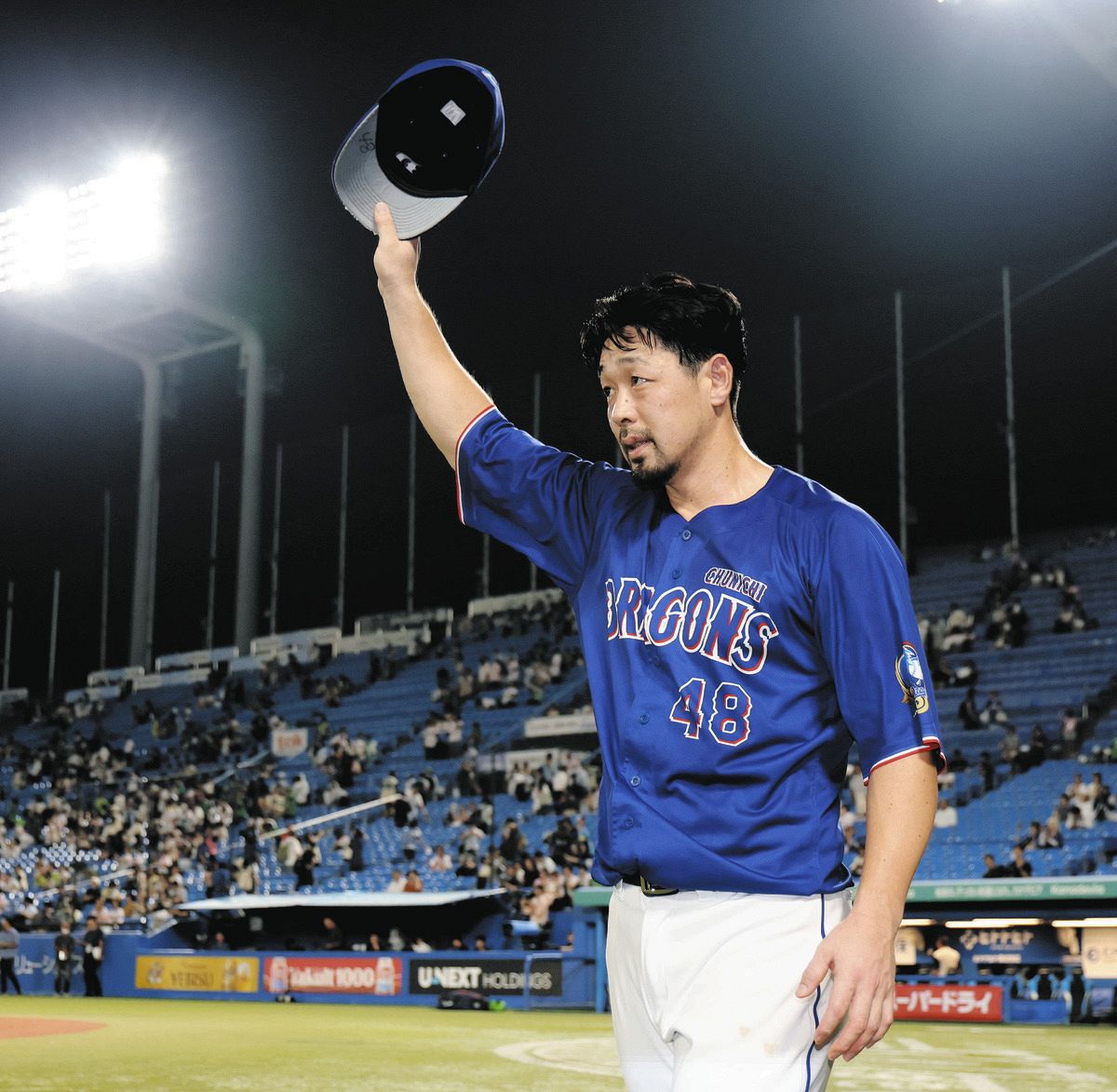 ヤクルトに勝利し声援に応える阿部