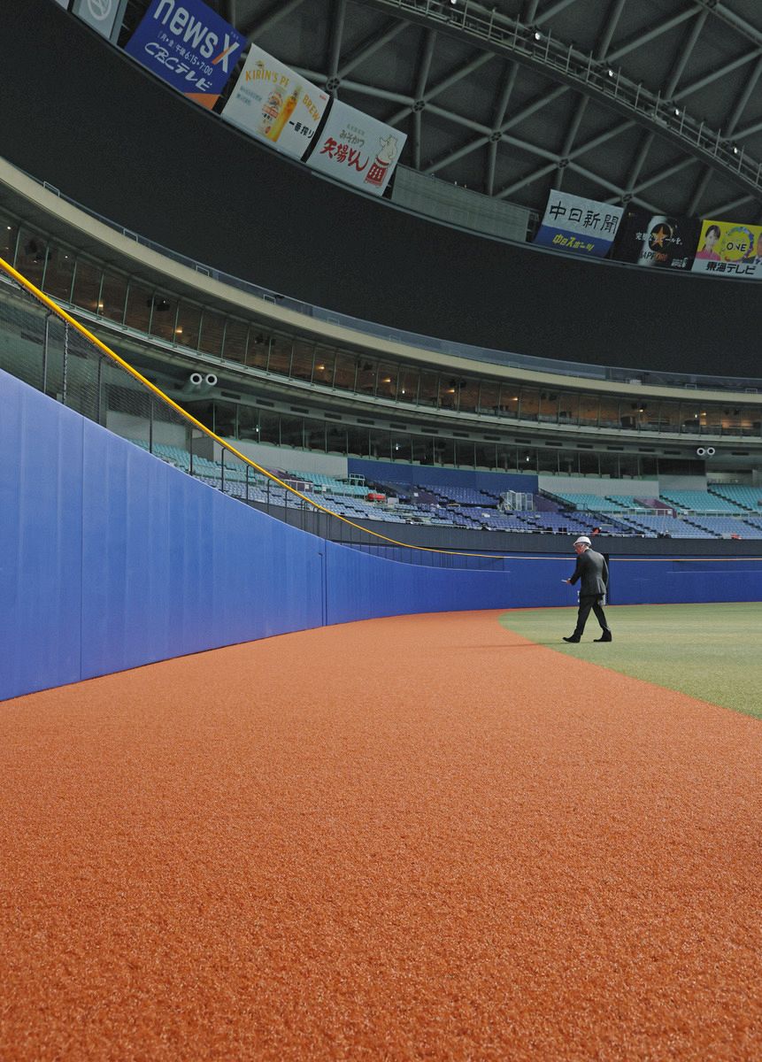 「ホームランウイング」の工事が進むバンテリンドームナゴヤ。ウオーニングゾーン（中央）には生分解性人工芝が採用された