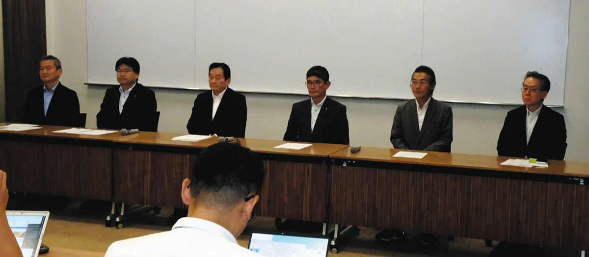 セ・リーグのDH制採用決定の会見に臨んだセ・リーグの（右から）星理事（巨人）、嶌村理事（阪神）、三原理事（DeNA）、鈴木理事長（広島）、岡崎理事（ヤクルト）、朝田理事（中日）