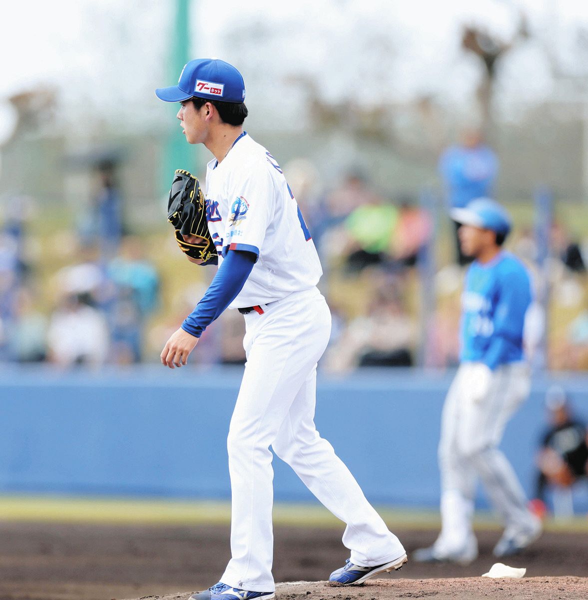 ２回表、ＤｅＮＡ・勝又（右）に先制打を許した金丸