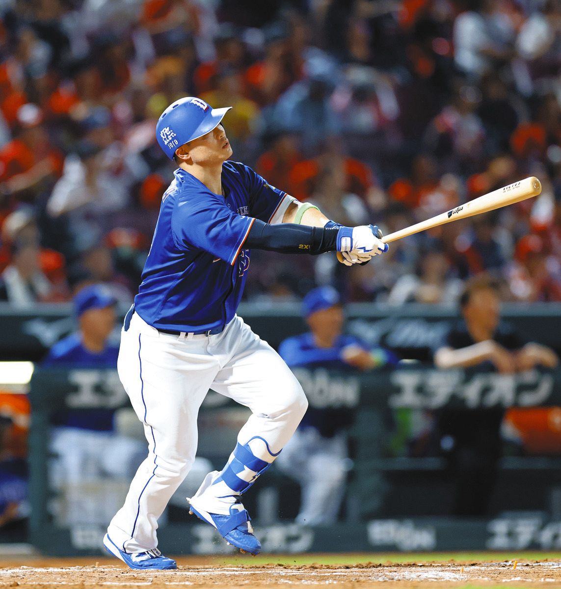 ５回表２死、細川が右中間ソロを放つ