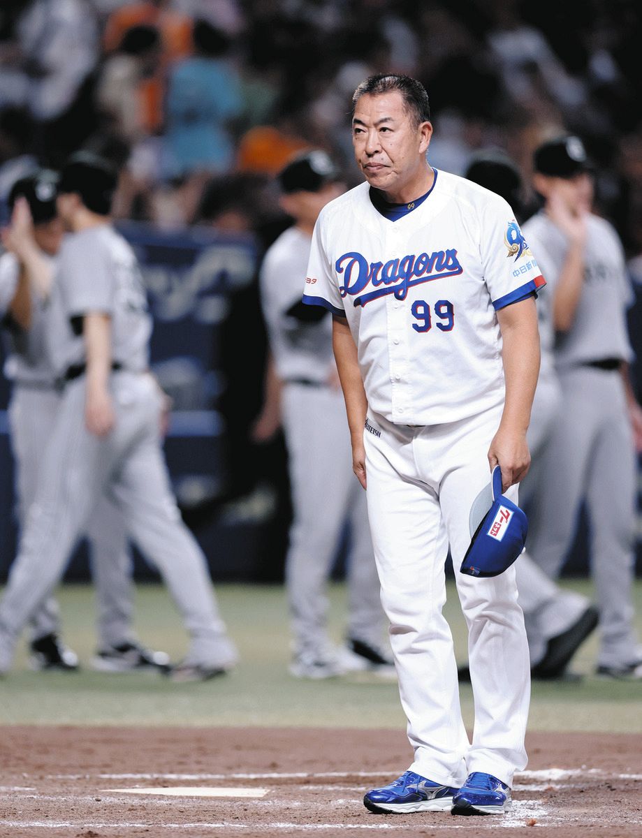 巨人に敗れ、観客にあいさつする井上監督