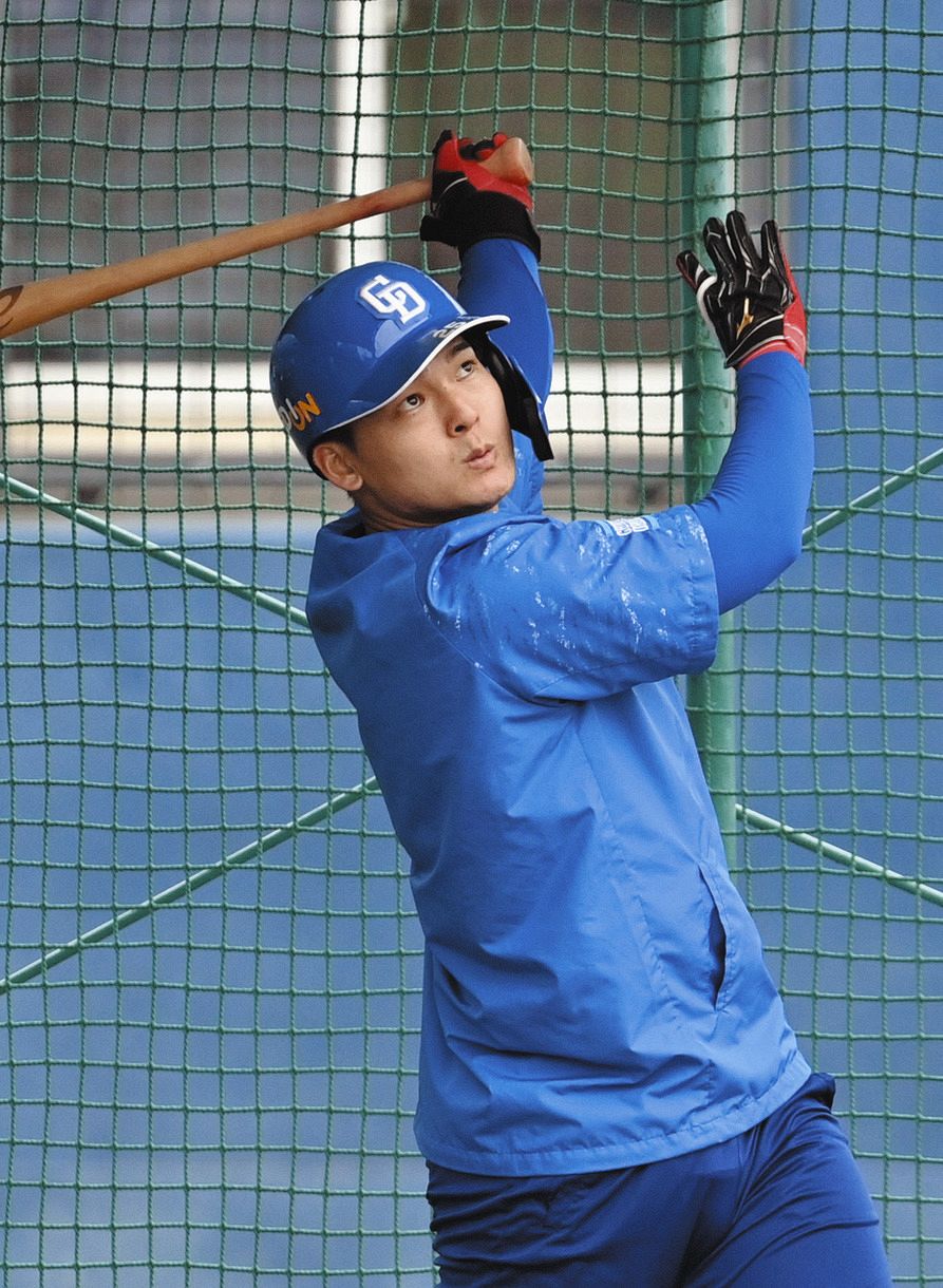 打撃練習をする石川昂弥