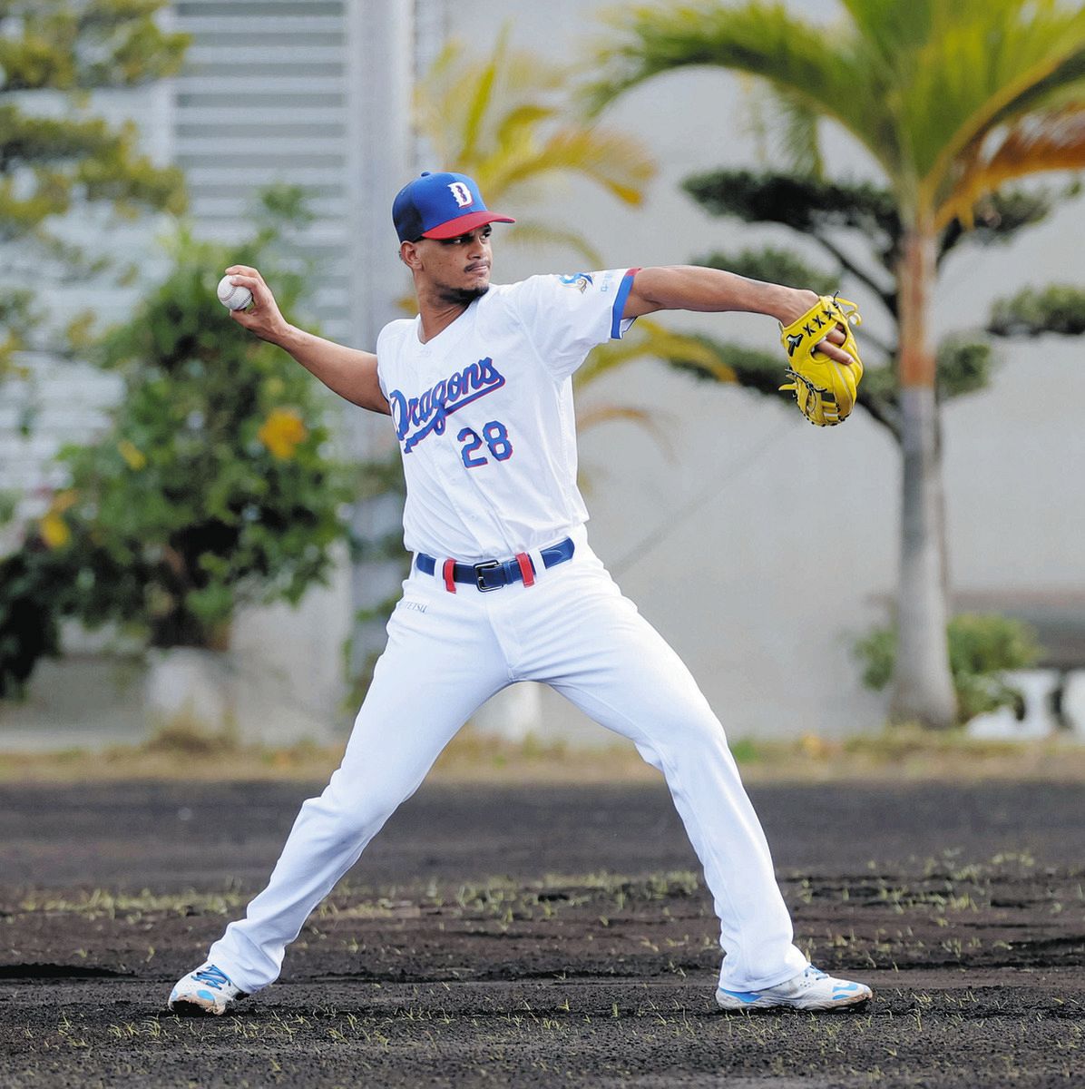 キャッチボールするアブレウ