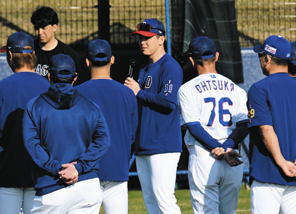 練習前、ナインやファンに向けてスピーチする中西（中）