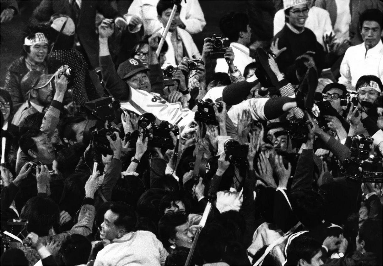 グラウンドに飛び出したファンに胴上げされる中日の与那嶺監督=1974年10月12日、中日球場で