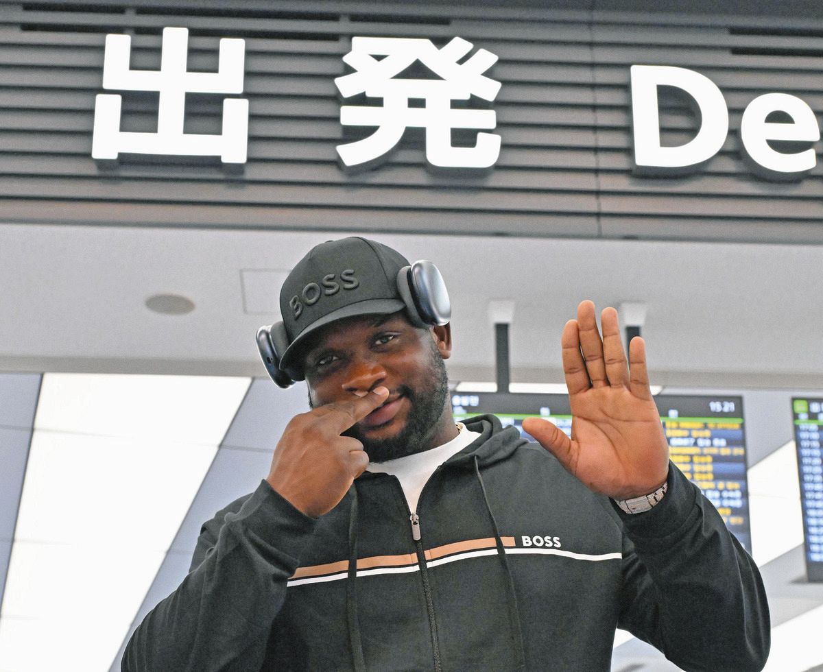 帰国前にポーズをとるサノー