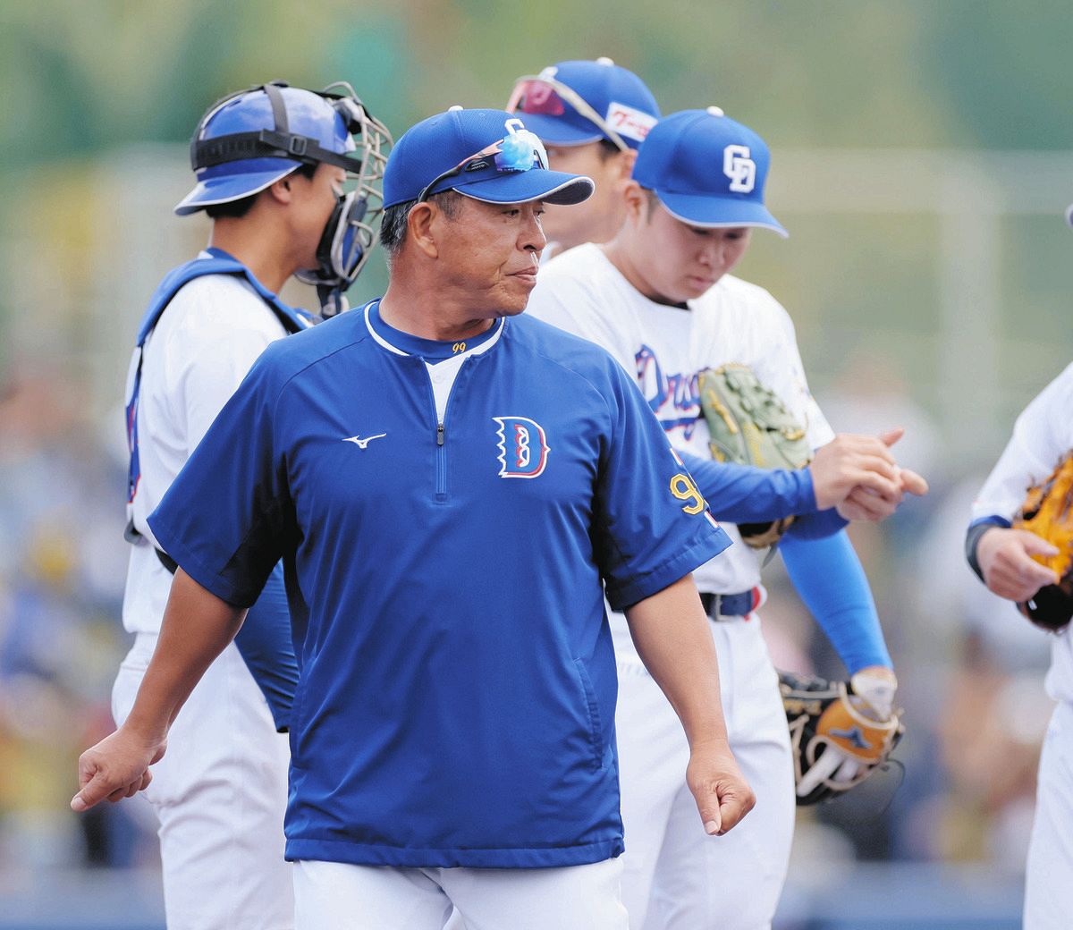 ６回途中、投手交代を告げベンチへ戻る井上監督