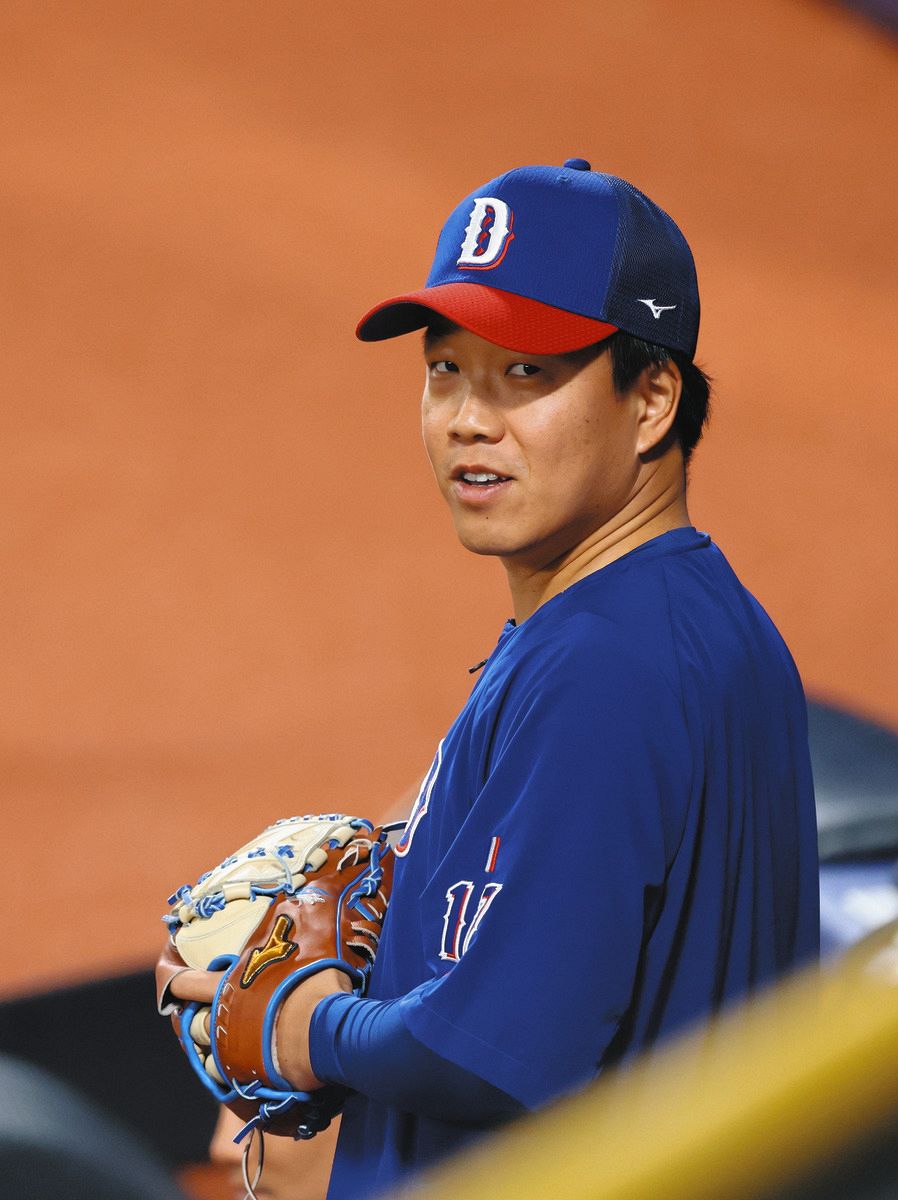 明るい表情で練習する柳