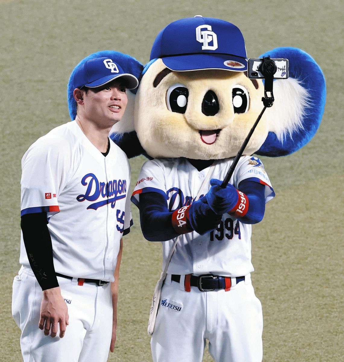 ヒーローインタビューを終え、ドアラと自撮りする細川