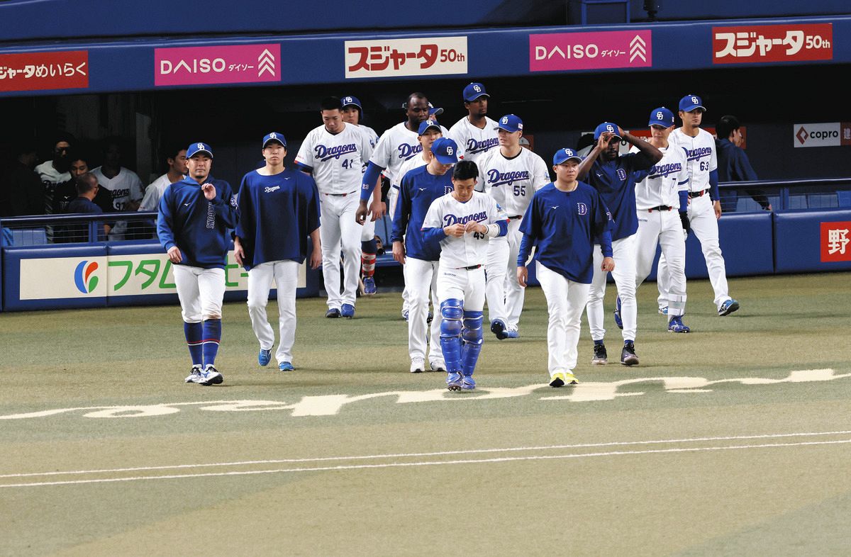 巨人に敗れ開幕５連敗となり、整列に向かうナイン