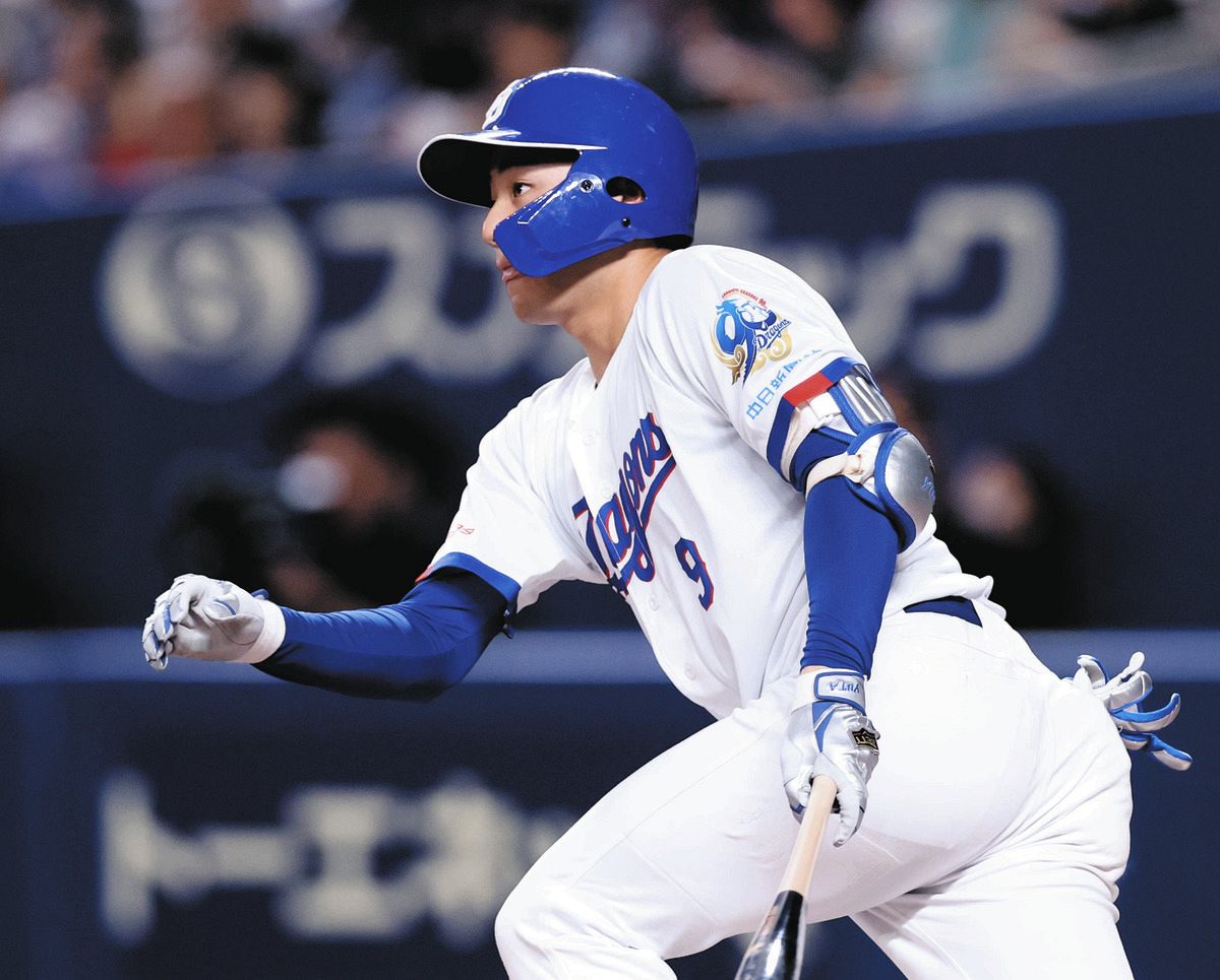 ４回、勝ち越し二塁打を放つ中日・石伊