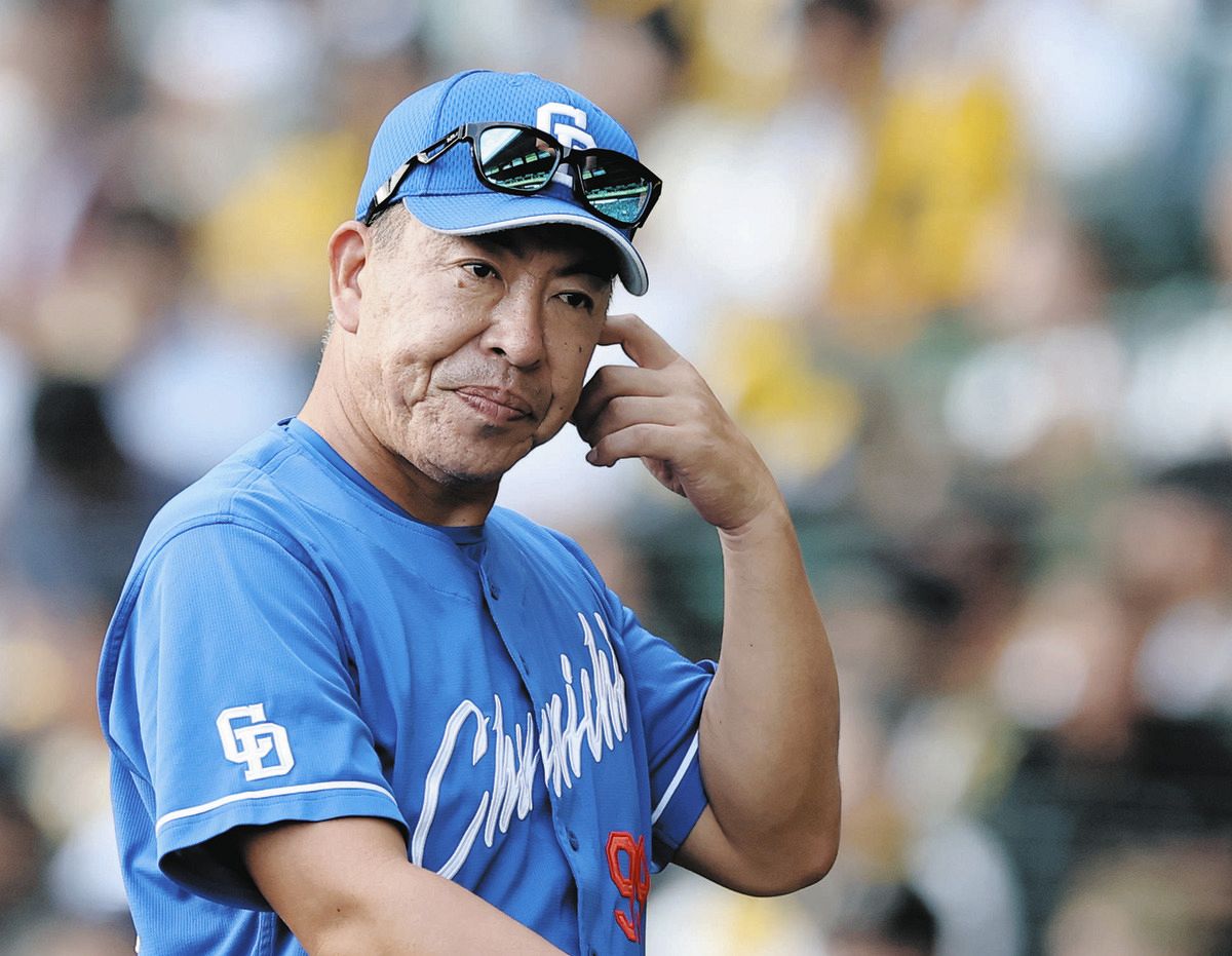 ８回表終了後、選手交代を告げベンチに戻る中日・井上監督
