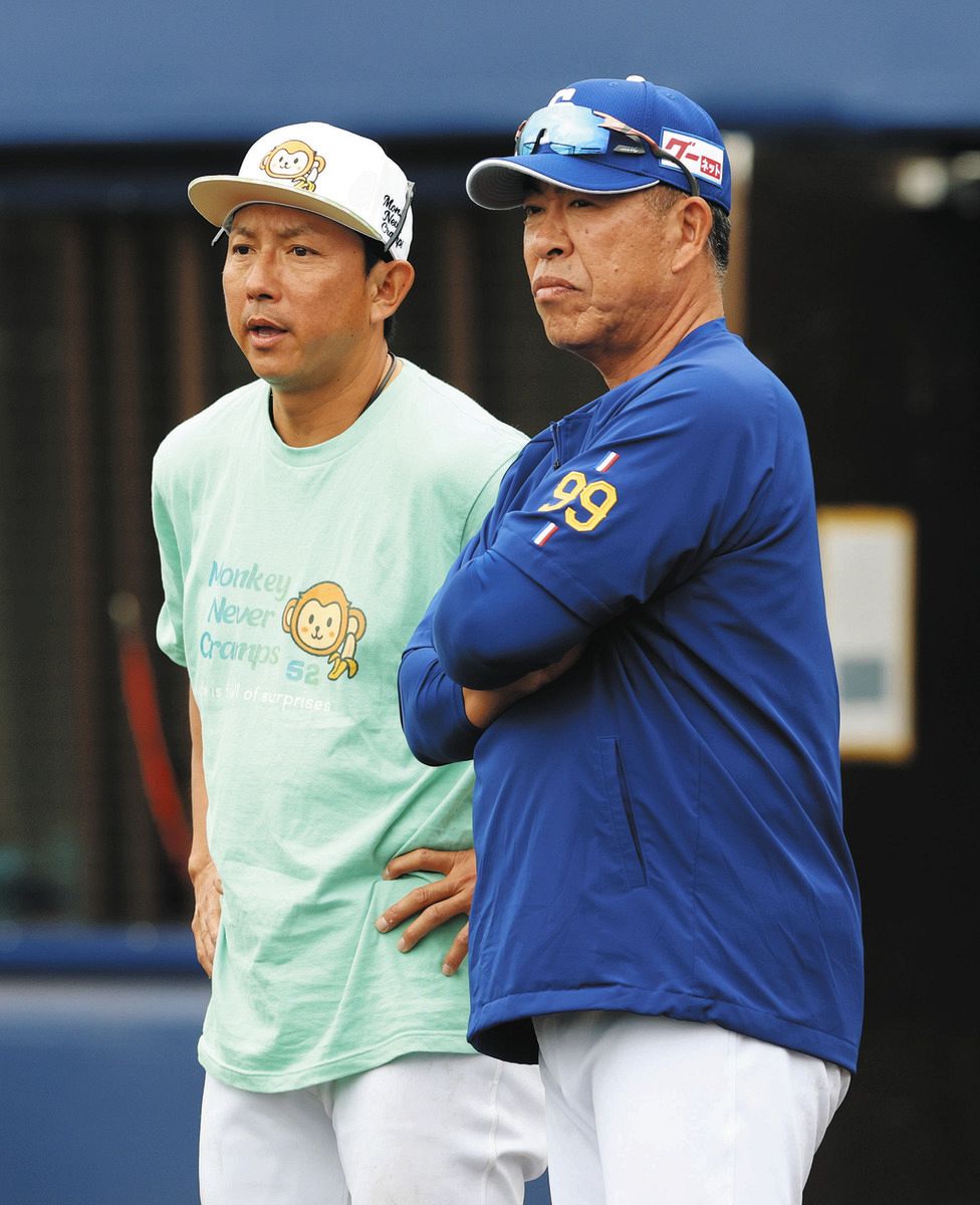 井上監督（右）と話す川崎臨時コーチ兼選手