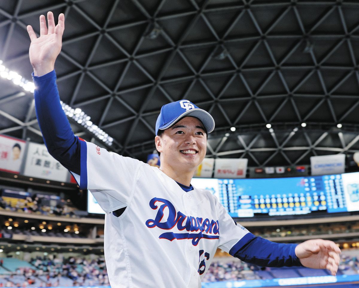 プロ初勝利を挙げ、ファンの声援に応える桜井