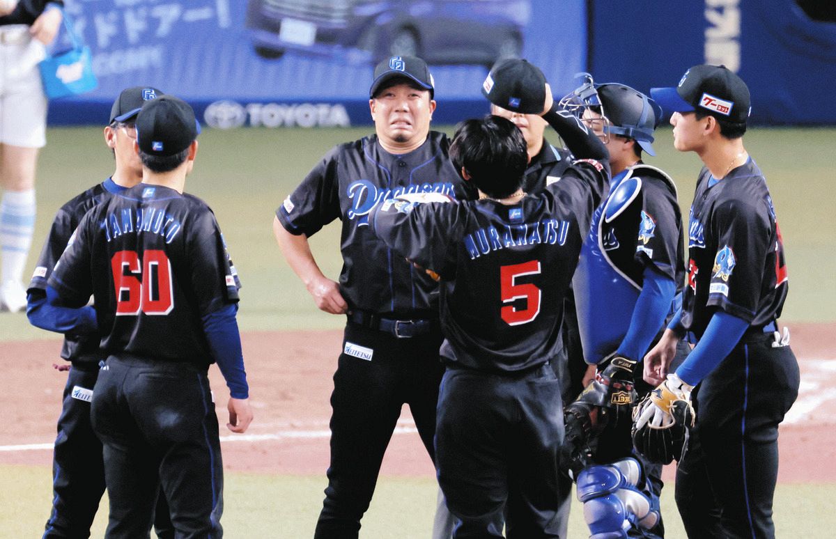 ４回表、ピンチでマウンドに集まる大野（中央）ら中日ナイン