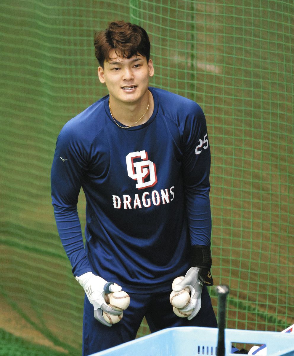 ティー打撃を終え、球拾いする中日・石川昂弥