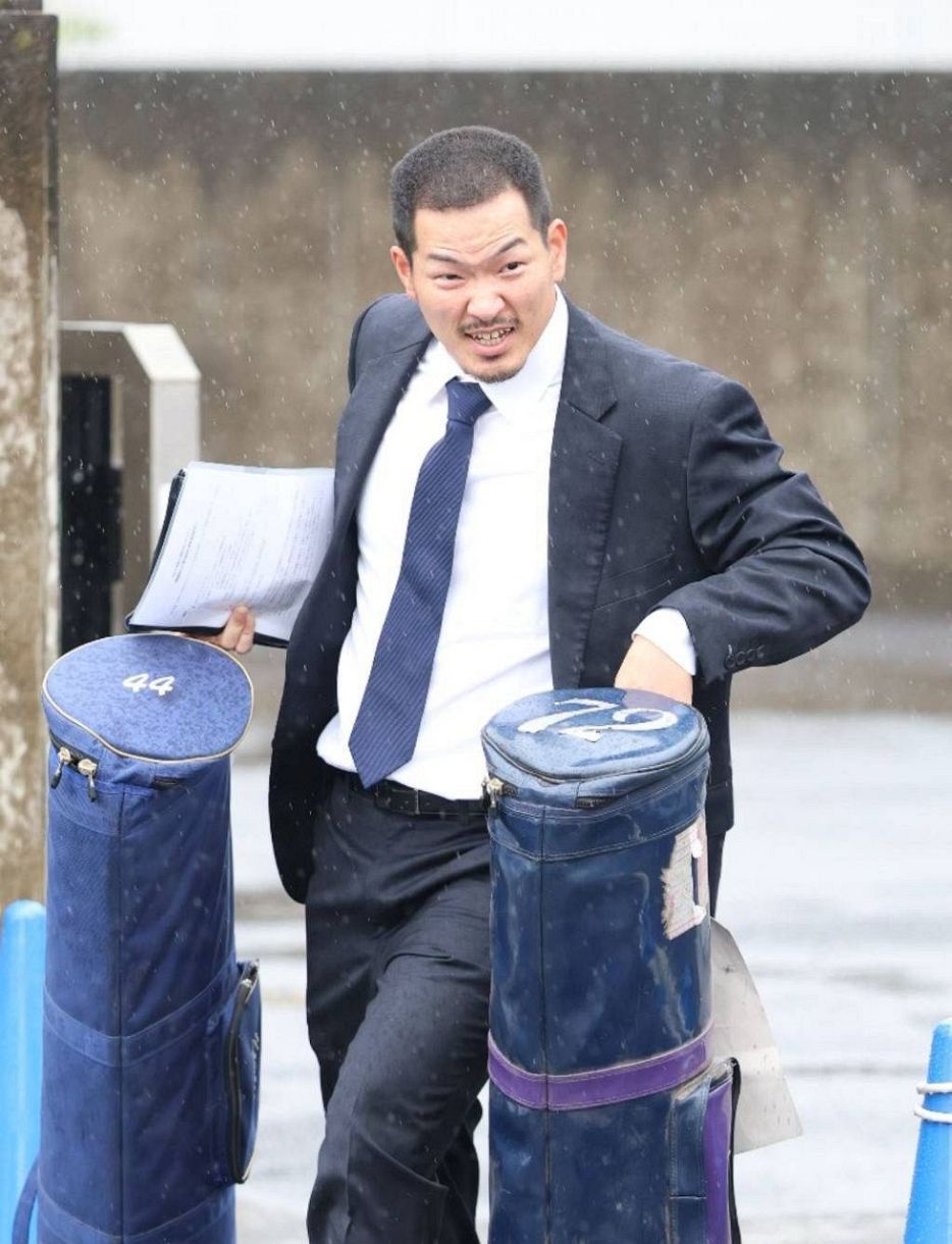 戦力外通告を受け、ナゴヤ球場を後にする中日・川越