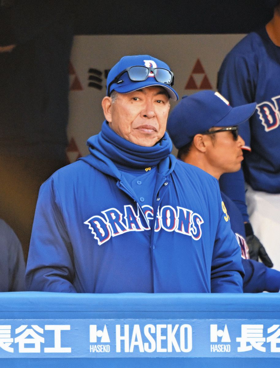 ９回の攻撃を見つめる中日・井上監督