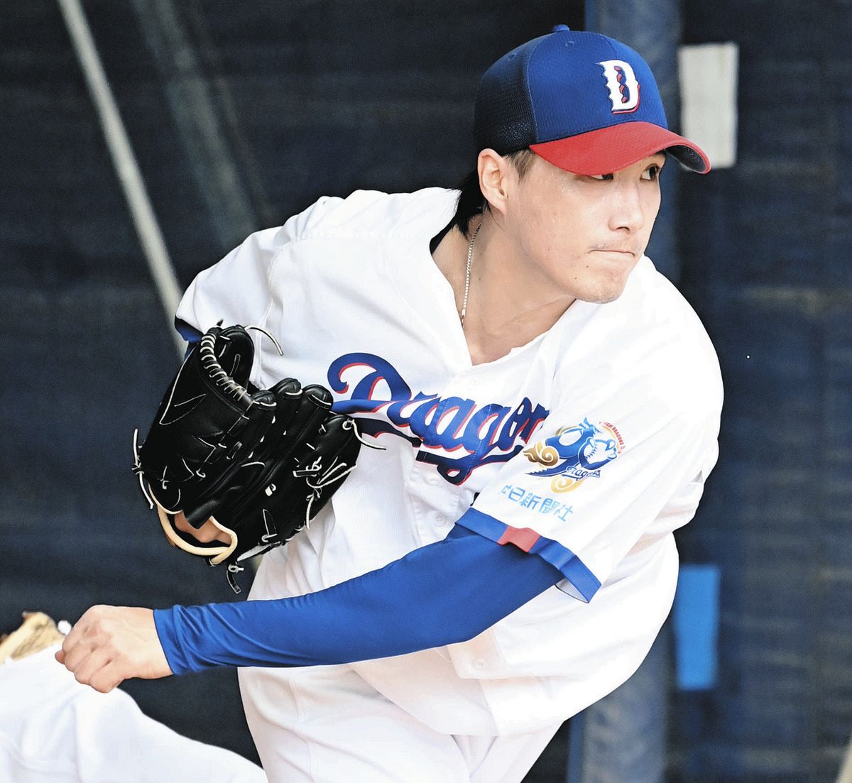 ブルペンで投球練習する斎藤