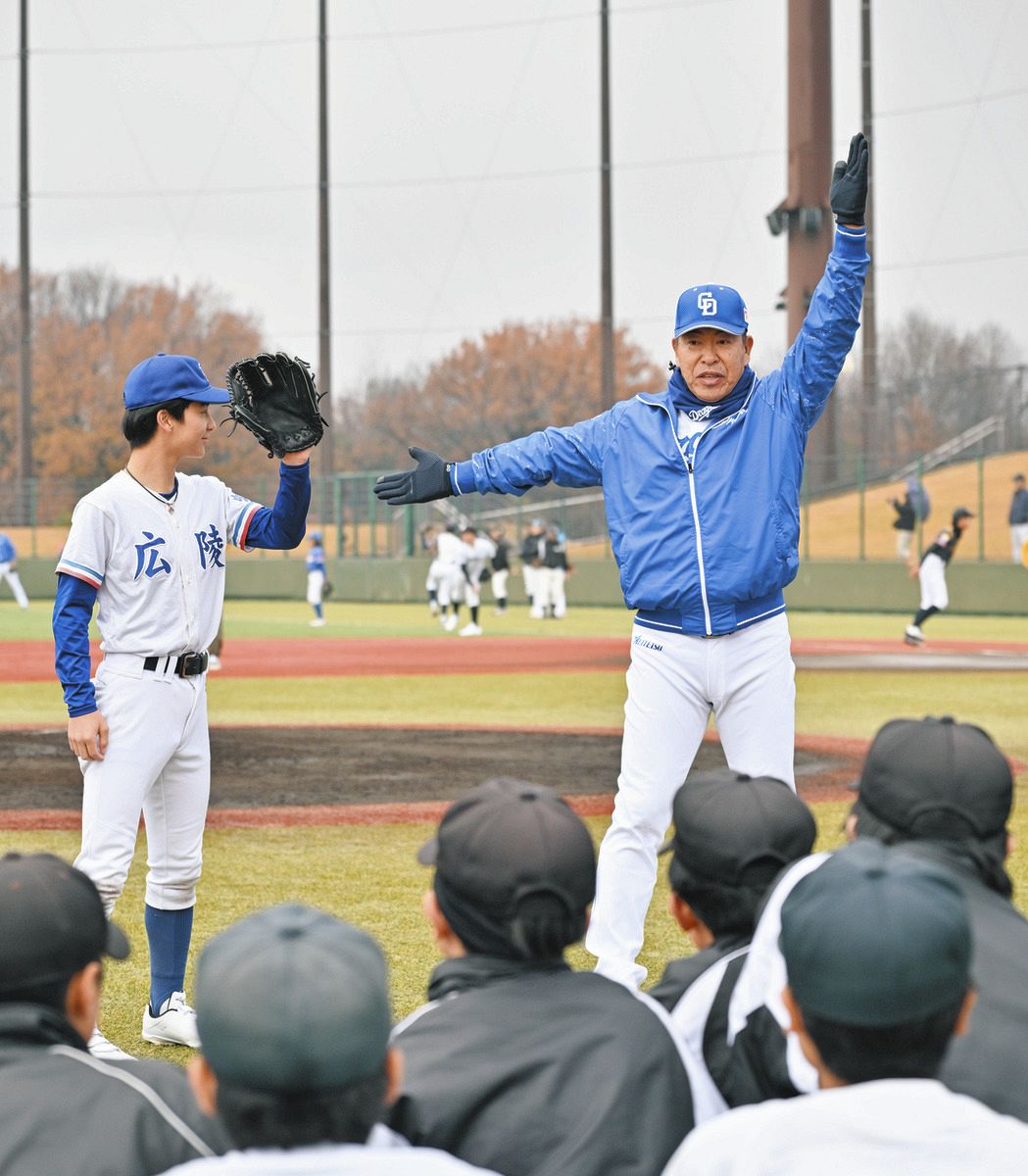 子どもたちに守備ついて指導する井上監督