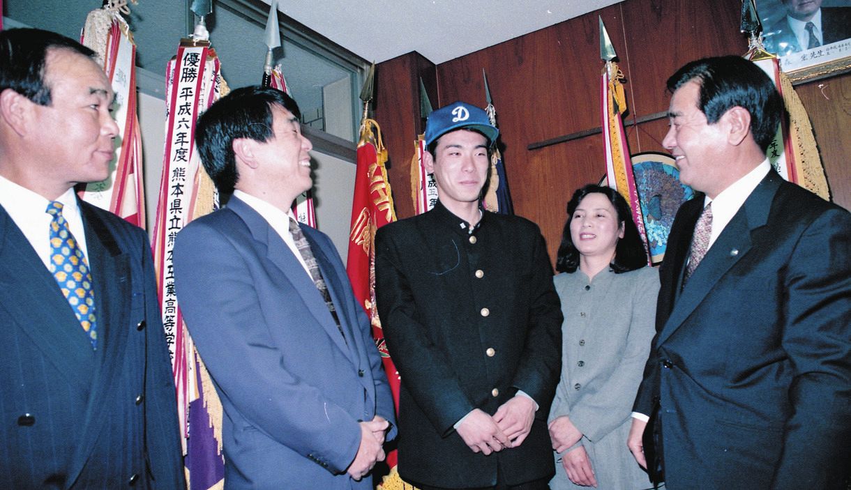 指名のあいさつを受ける熊本工・荒木雅博（中）。左端が担当スカウトで翌年は投手コーチになった早川実さん＝1995年11月24日、熊本市の熊本工業高校で（道家正幸撮影）